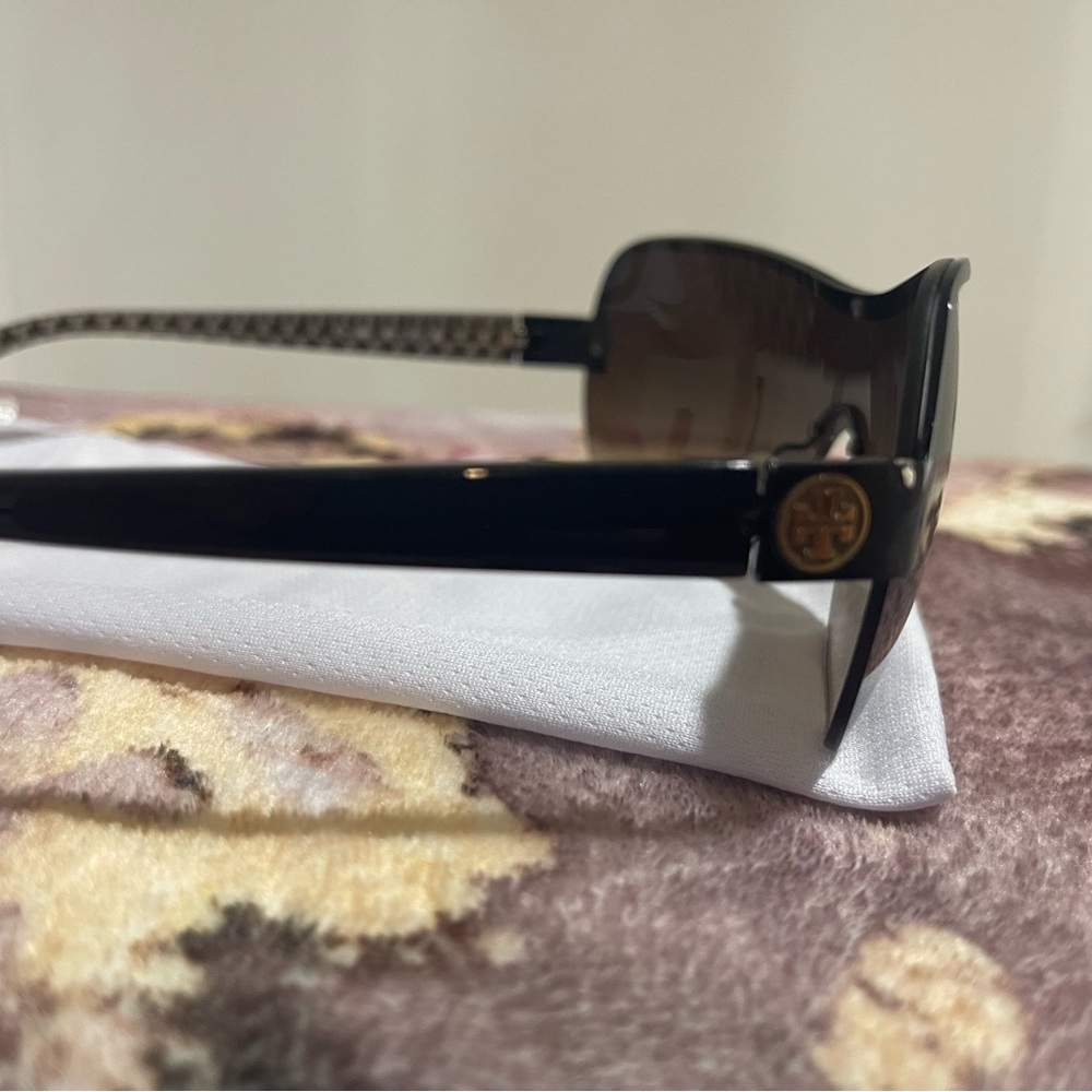 Sunglasses - Picture 3 of 5